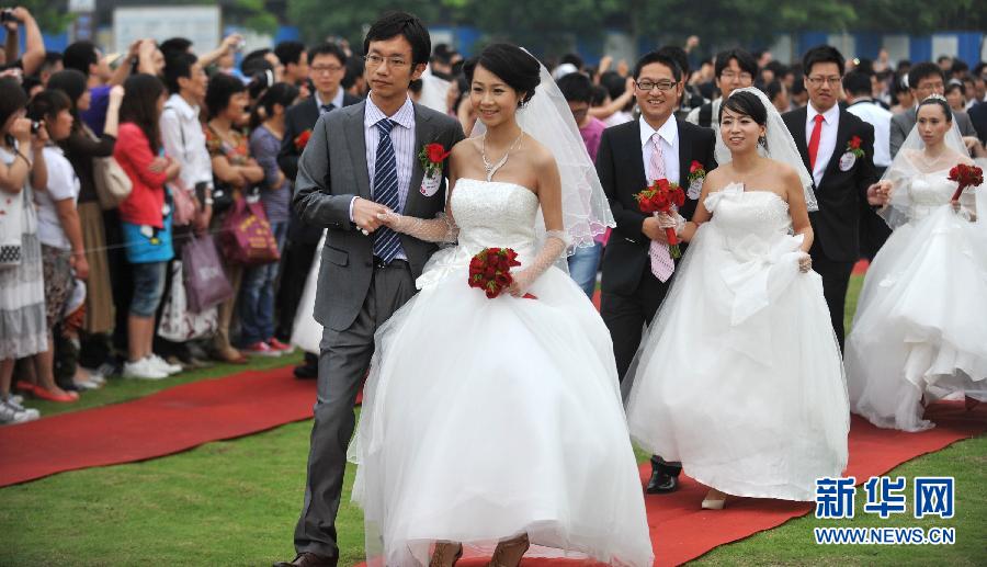 浙江大学举行校友集体婚礼 校园内许下一生诺