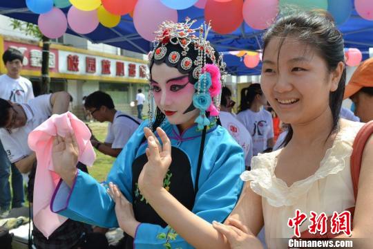 大学开放日:京剧团女生现场扮妆(组图)