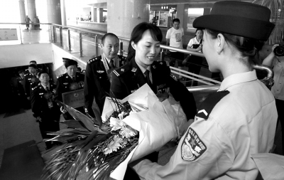 迎接英模归来