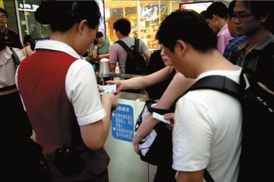 5月19日，北京南站去往天津的一趟列车，进站上车检票时并没有检查身份证件。本报实习记者 赵恩泽摄