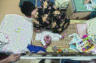 男婴出生无肛门被遗弃 13名80后妈妈救助