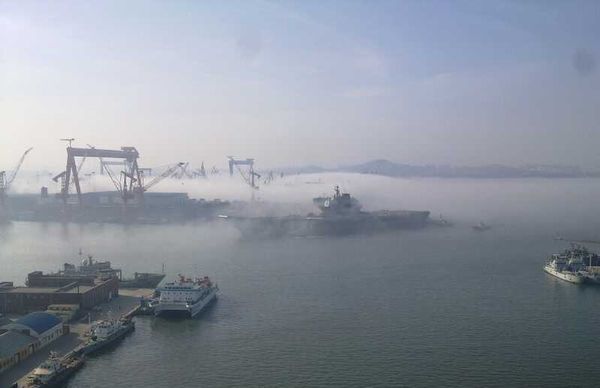 中国航母平台雾霭中返回大连港。