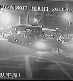 20点13分10秒，公交车撞击前瞬间，一骑车人幸运躲开。据消防朝晖中队监控。