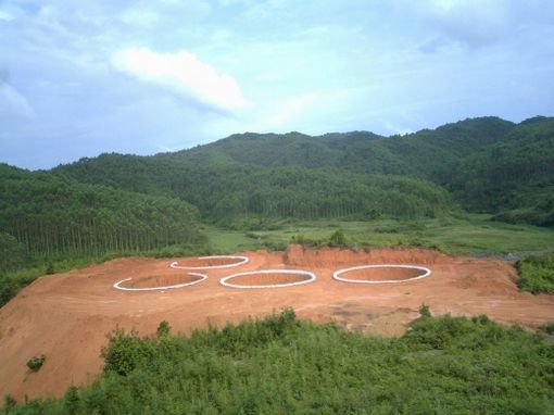 资料图：中国稀土被盗采现场。