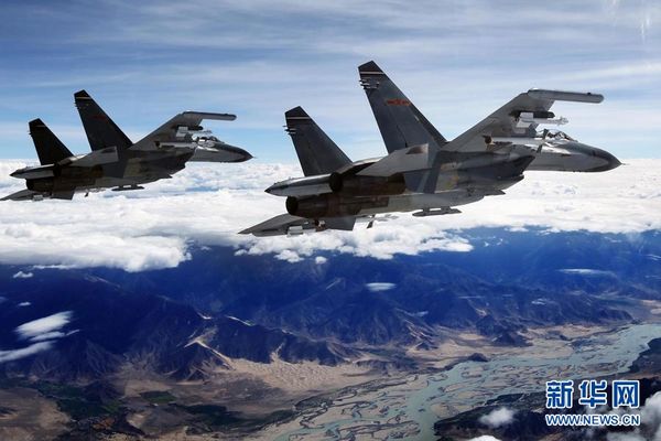 成都军区空军某部在西藏进行第三代战机携实弹高原训练。刘应华 摄