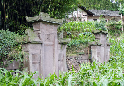 这些古墓都是用规则的条石砌建而成图片