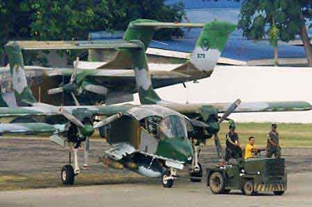 挂载着MK-82炸弹菲律宾空军OV-10攻击机。