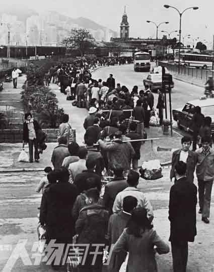 1960年代，香港同胞在尖沙咀火车站排长队，搭九广列车回乡接济亲人