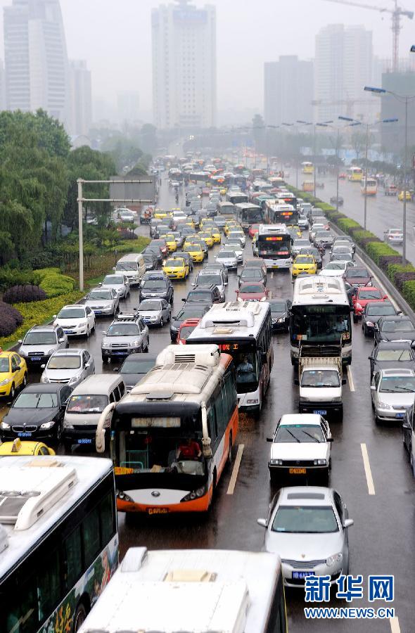 重庆遭遇暴雨主城区积水严重 引发交通大拥堵