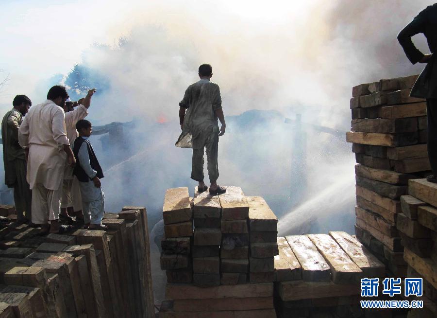 5月20日，阿富汗东部城市贾拉拉巴德一木材市场发生火灾。当日，阿富汗东部城市贾拉拉巴德一木材市场发生火灾。当地警察说，火灾是由于电器使用不当或违反安全条例引起的。 新华社发（萨菲摄）