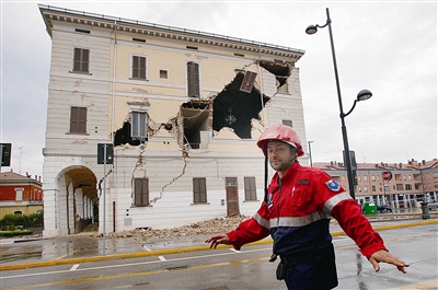 意大利北部艾米利亚-罗马涅大区20日凌晨4时03分（北京时间10时03分）遭遇里氏5.9级地震，造成至少7人死亡、50人受伤。