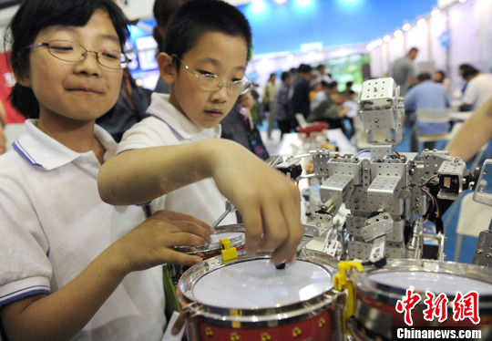 全国科技活动周 "打鼓机器人"吸引小学生(图)