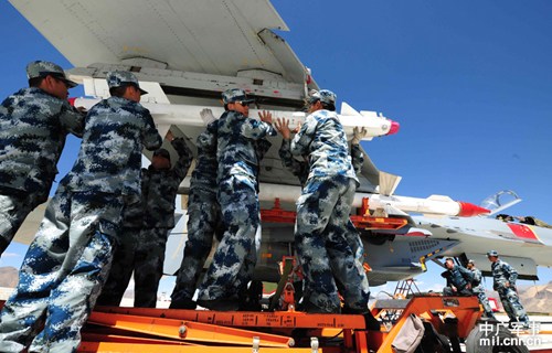 5月19日,空军驻藏某机场,停机坪上战鹰列阵,空军航空兵某团机务