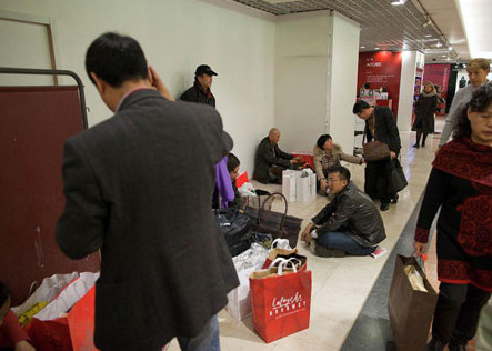 2012年1月4日，一家商鋪在門上打出“購物免稅，內有中文翻譯”的廣告。