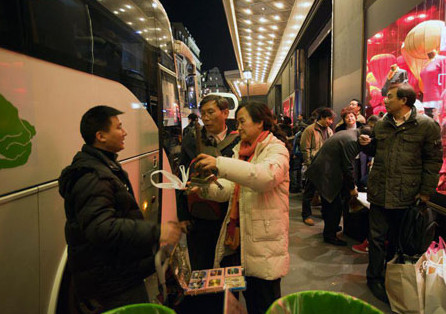 就連中國顧客也開始抱怨，“這裏的中國人太多了！” “老佛爺”每年都有按照中國習俗以濃鬱年味裝扮商場的傳統。