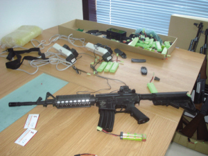 杭州警方从CS游戏基地缴45支仿真枪20支系真