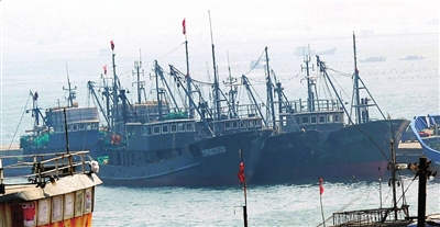 昨天，3艘返回的中国渔船在大连金州区一处港口停靠。新华社发