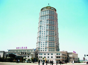 榆林经济开发区的“地标”：榆林人民大厦主楼上的“皇冠”。 （资料图片）