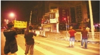 2009年8月7日凌晨3时,长沙市南门口,“长沙最牛钉子户”拆迁，只有零星几个路人围观。记者 范远志 摄
