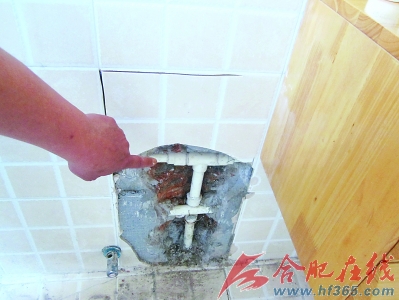 水管破裂导致住户墙体渗水家具损坏(图)