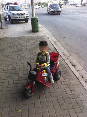 温州3岁男孩驾玩具车马路上开两公里找妈妈(组图)