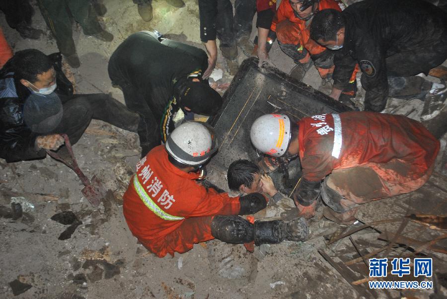 5月22日，救援人员在现场进行挖掘。