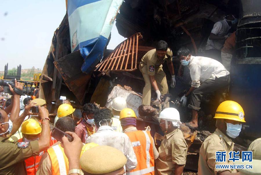 印度火车相撞 至少18人死亡
