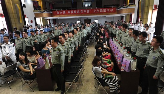 资料图:近年各种军人优待政策相继出台落实,图为5 ...