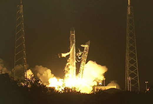 美国太空探索技术公司成功发射了一艘名为龙