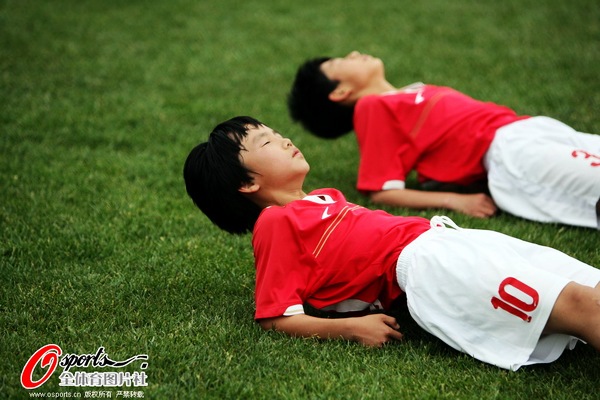 幻灯:中国梅西球场内外 天才足球小将略显羞涩
