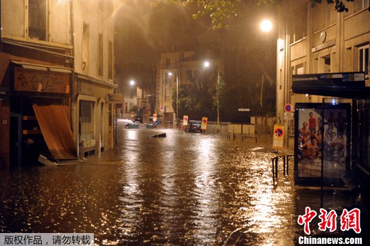 当地时间5月22日，法国东部南锡遭受暴雨袭击，致路面积水，一辆消防车涉水行驶。