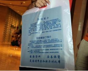 组图:李宗伟坐轮椅回大马 谈及奥运会强忍泪水
