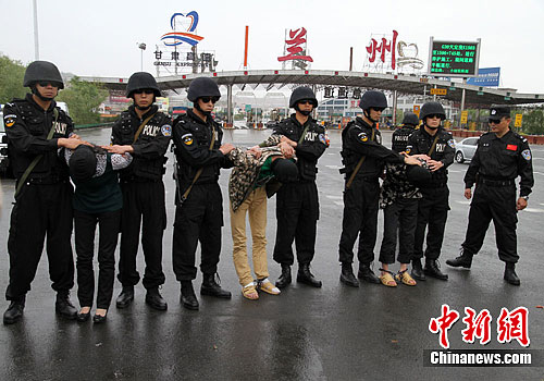 兰州特警将犯罪嫌疑人安全押解回甘肃兰州。崔琳 摄