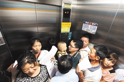 昨日,儿童医院电梯里挤满了上楼看病的大人和孩子.