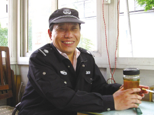92岁老人坐公交迷路 保安步行2两公里推车送行(图)