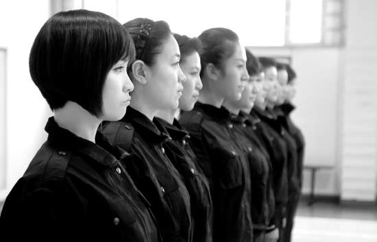 东北首批女航空安全员接受特训(图)