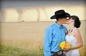 據中新社電 結婚當天龍卷風“作陪”是否就是壞事？美國堪薩斯州一對戀人用行動證明並非如此。他們在龍卷風前親吻對方，場面也頗為浪漫。