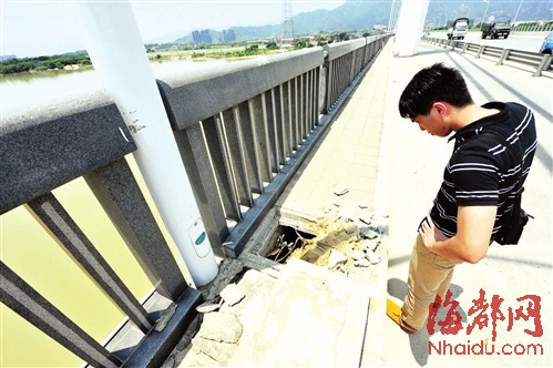 福州浦上大桥成排窨井被掀疑是小偷盗电缆(图