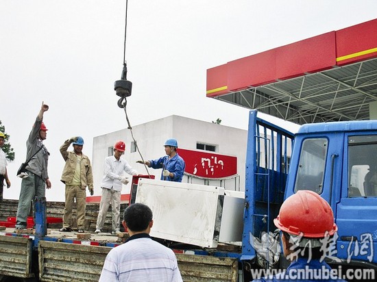 武汉市山寨版中石油违章建筑遭拆 当事人未露