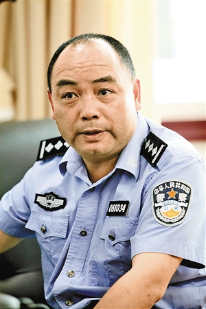 民警档案: 贺小飞,从警30年,在深工作20年,现为沙井万丰派出所所长.