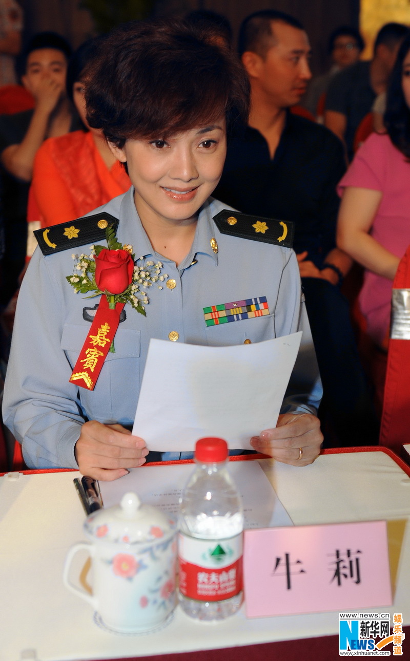 《蓝天花朵》将登陆央视 殷桃牛莉着军装英姿飒爽(组图)