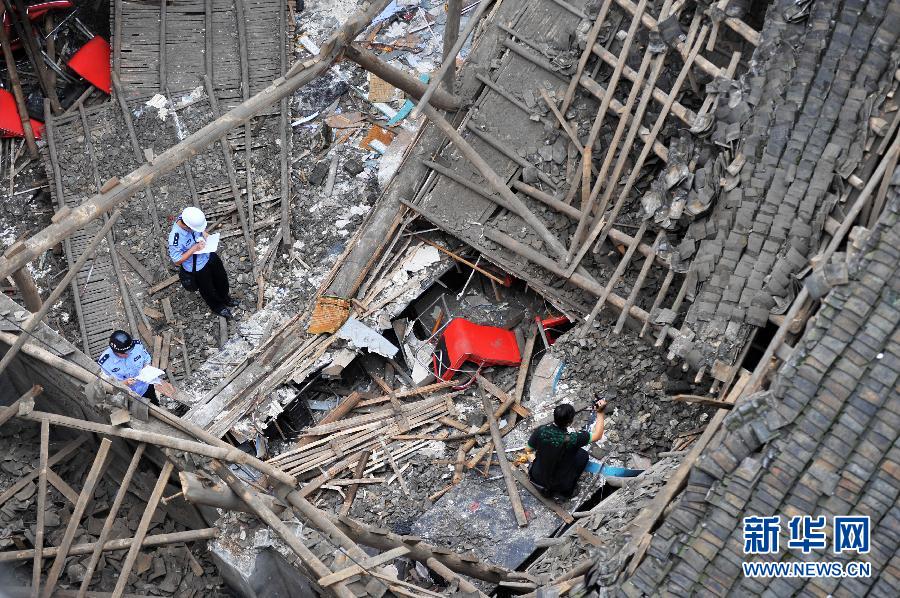 广西贵港一网吧楼顶坍塌 造成1死9伤(组图)-搜狐新闻