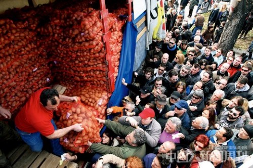 3月2日，希腊北部古城塞萨洛尼基，一些农民到城里平价直销土豆，吸引了大量民众购买。