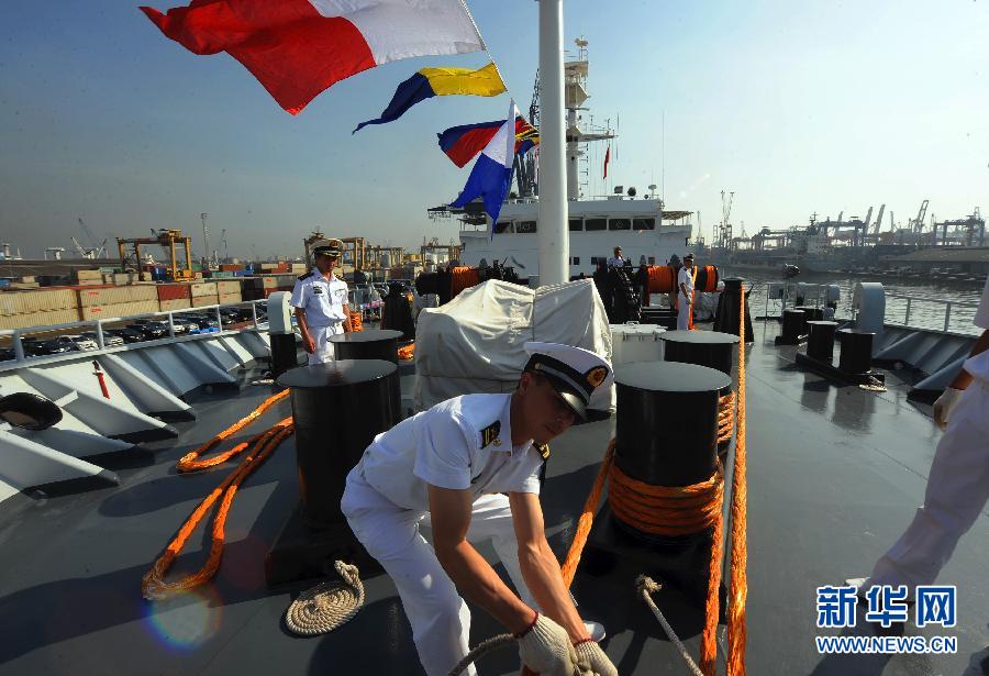 中国海军钱三强号测量船抵达印尼访问(组图
