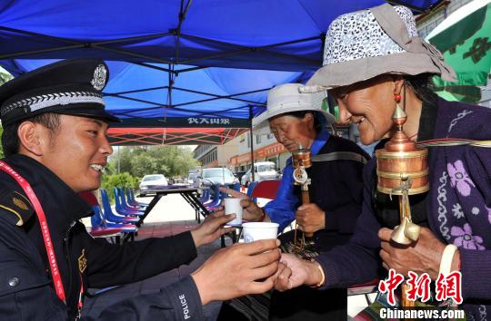 西藏警方便民服务助力转经人安享萨嘎达瓦节