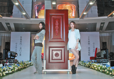 25日傍晚，杭州新丝路的专业模特们在国际会展中心排练。