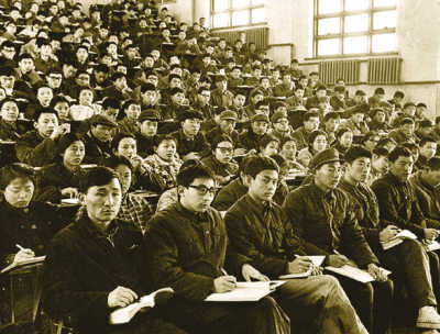 清华大学1977级学生在课堂上。