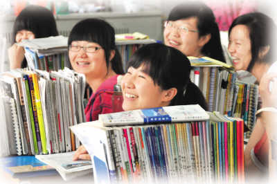 近日，河南洛阳市第三中学高三师生开展活泼有趣的互动游戏，释放紧张心情，迎接高考。张光辉摄