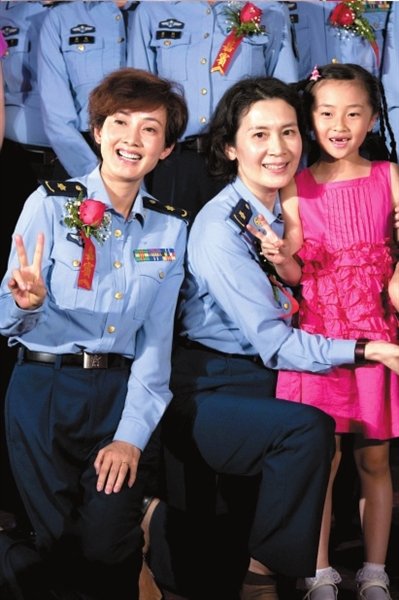 《蓝天花朵》发布会 牛莉演飞行员重温记忆(图)