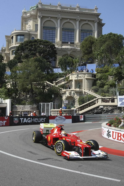 图文:F1摩纳哥站排位赛 阿隆索过弯瞬间